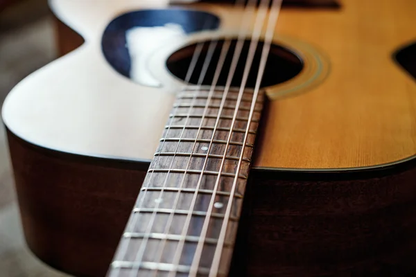 Гранж-акустическая гитара — стоковое фото