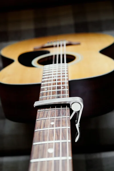 Cou guitare acoustique avec capo — Photo