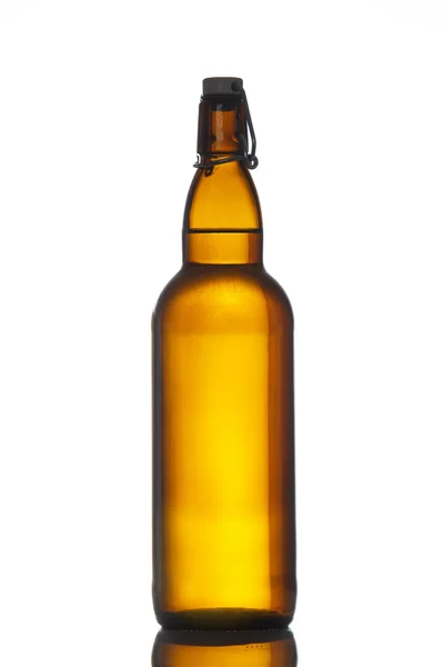 Flasche Bier mit Tropfen isoliert Stockbild