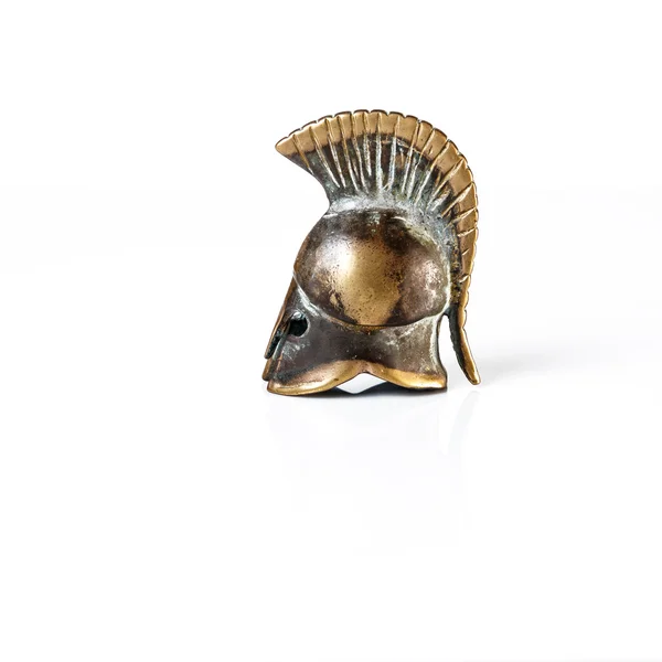 Oude Griekse helm Spartaanse stijl geïsoleerd — Stockfoto