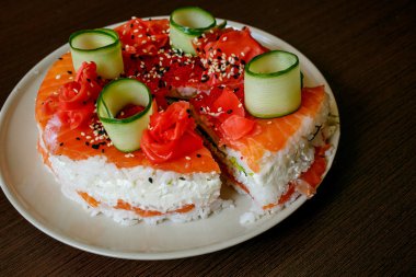 Avokado, havyar, nori, susam ile Somon suşi pasta.