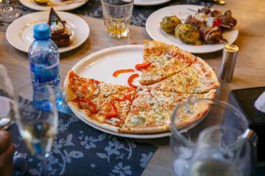Mozzarella peyniri, pizza dilimlenmiş renkli tavuk