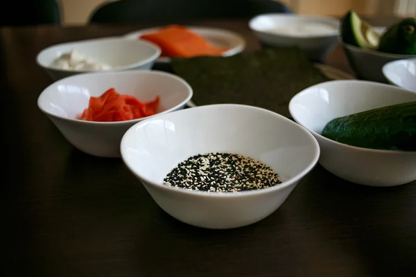 Tabel geserveerd met sushi en traditionele Japanse gerechten op donkere achtergrond. — Stockfoto