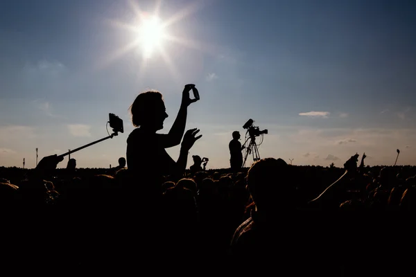 Dívka se těší hudební festival koncert — Stock fotografie