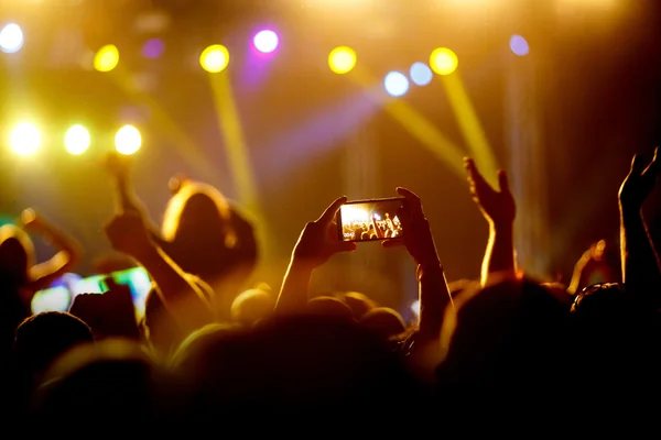 The smartphone in the hands of a concert — Stock Photo, Image