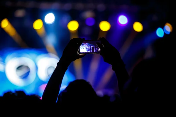 Persone rende la foto con il suo smartphone su concerti — Foto Stock