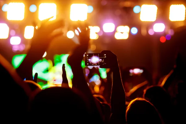 People makes photo with His smartphone on concerts — Stock Photo, Image