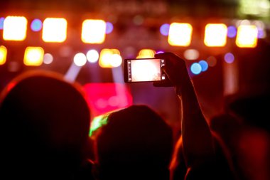 Çocuk an arkadaş sosyal ağlarda paylaşın fotoğraf ile onun smartphone bir konser için yapar