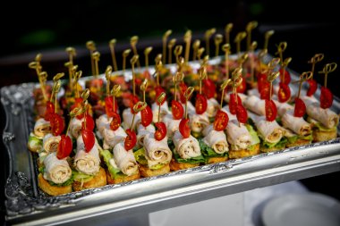 Ikram Servisi. Restoran tablo Event'de yiyecek ile.