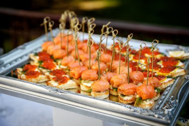 Ikram Servisi. Restoran tablo Event'de yiyecek ile.