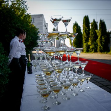 bardak şampanya olay parti üzerinde gelen piramit