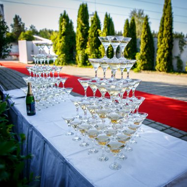 bardak şampanya olay parti üzerinde gelen piramit