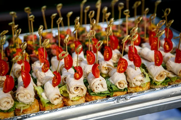 Catering-Service. Restauranttisch mit Essen bei Veranstaltung. — Stockfoto