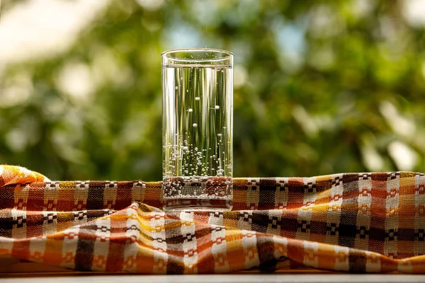 Bicchiere Acqua Sullo Sfondo Del Giardino — Foto Stock