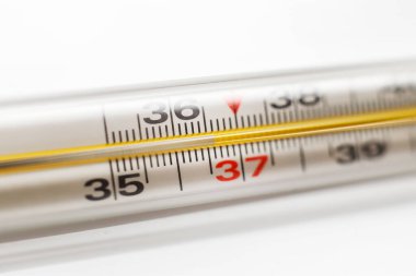 Merkür termometresine yakın çekim. Sağlıklı bir insanın normal sıcaklığı 36.6 'dır.