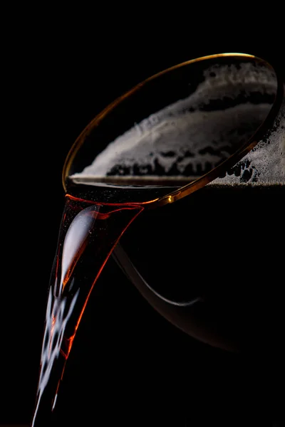 Темне Пиво Виливається Склянки — стокове фото