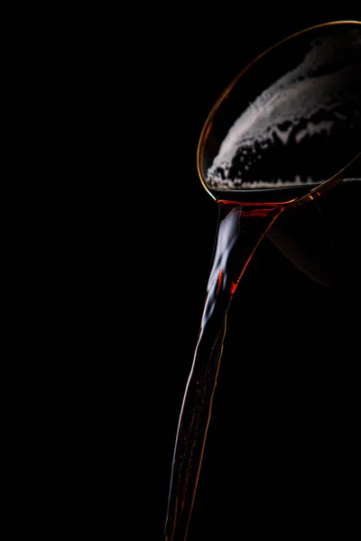 Cerveza Oscura Está Brotando Del Vaso —  Fotos de Stock