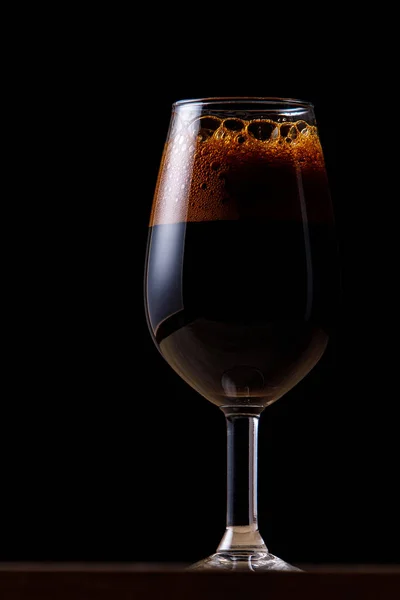 Темне Пиво Келиху Темному Тлі — стокове фото