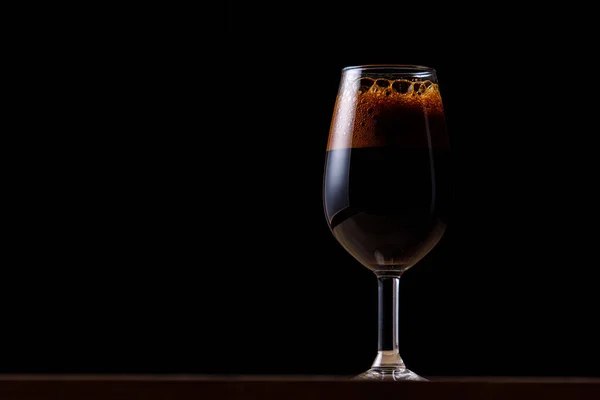 Cerveza Oscura Vaso Sobre Fondo Oscuro —  Fotos de Stock