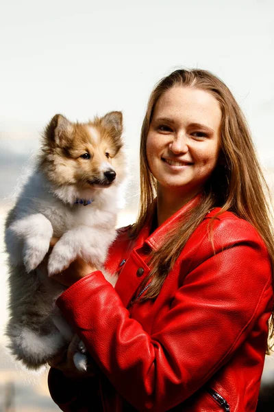 Chica Con Una Chaqueta Roja Con Perro Los Brazos Caminar —  Fotos de Stock
