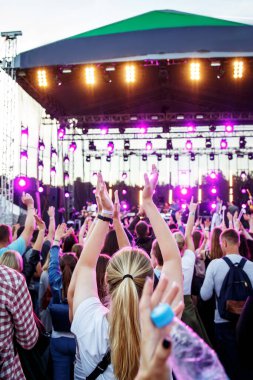 Yaz müzik festivalinde elini kaldıran insanlar. Konser zevki