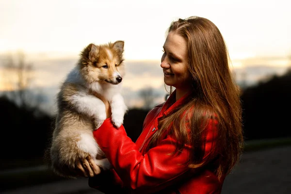 Chica Con Una Chaqueta Roja Con Perro Los Brazos Caminar —  Fotos de Stock