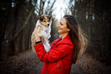 Ormanda köpekli bir kadın
