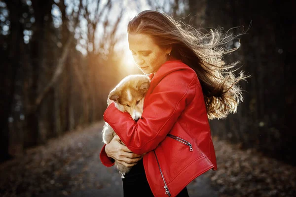 Mulher Com Cão Floresta — Fotografia de Stock