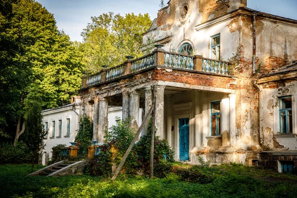 Vecchio Maniero Abbandonato Nella Foresta Casa Rovina Natura — Foto Stock