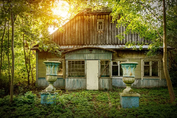 Старый Деревянный Заброшенный Дом Лесу — стоковое фото