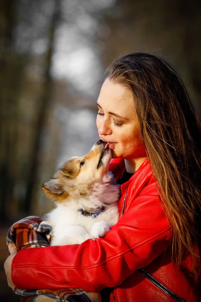 Kırmızı Ceketli Köpekli Bir Kız Sahip Evcil Hayvan Sevgisi — Stok fotoğraf