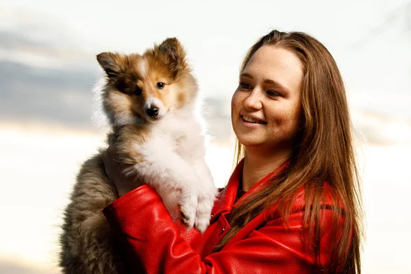 Uma Rapariga Casaco Vermelho Com Cão Nos Braços Caminhe Parque — Fotografia de Stock