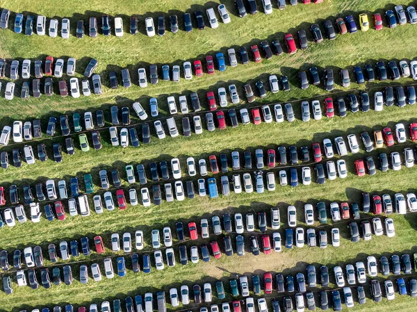 Много Машин Припарковано Поле Заднем Плане Вид Сверху — стоковое фото
