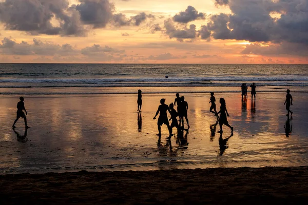 Kuta Indonesia March 2019 Silhouettes Guys Who Play Soccer Sunset — Stock Photo, Image