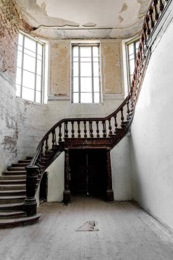 Antik sarayda oyulmuş tahta bir merdiven.