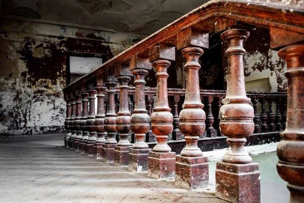 Old wooden railing of a vintage staircase. — 图库照片