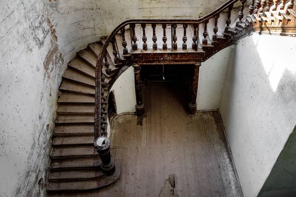 A carved wooden staircase in ancient palace. — Fotografia de Stock