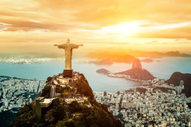 Rio de Janeiro 'nun İsa' nın Kurtarıcısı heykeliyle hava manzarası.