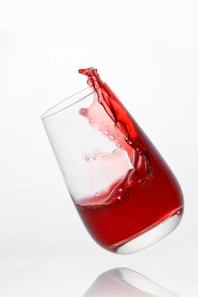 Röd Cocktail Stänk Ett Glas Vit Bakgrund — Stockfoto