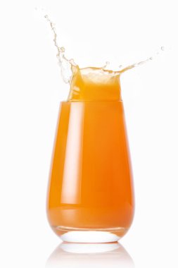 Beyaz arka planda izole edilmiş su damlatan meyve suyu.