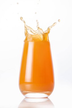 Beyaz arka planda izole edilmiş su damlatan meyve suyu.