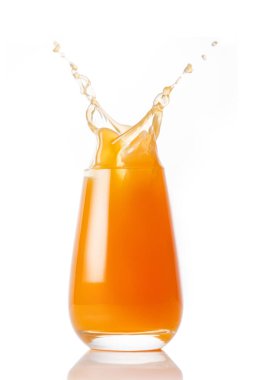 Beyaz arka planda izole edilmiş su damlatan meyve suyu.