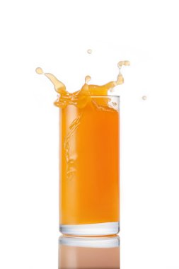 Beyaz arka planda izole edilmiş su damlatan meyve suyu.