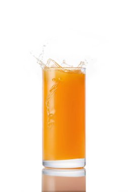 Beyaz arka planda izole edilmiş su damlatan meyve suyu.