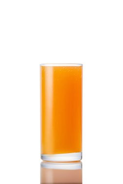 Beyaz arka planda bir bardak meyve suyu.