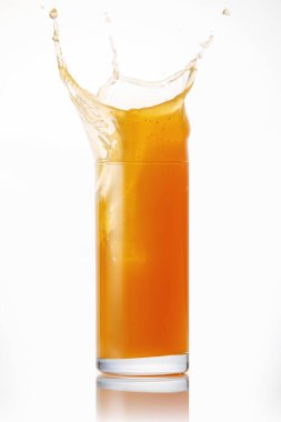 Beyaz arka planda izole edilmiş su damlatan meyve suyu.