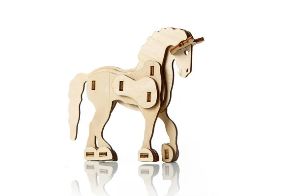 Figuur Van Een Speelgoedhouten Paard Een Witte Achtergrond Met Reflectie — Stockfoto