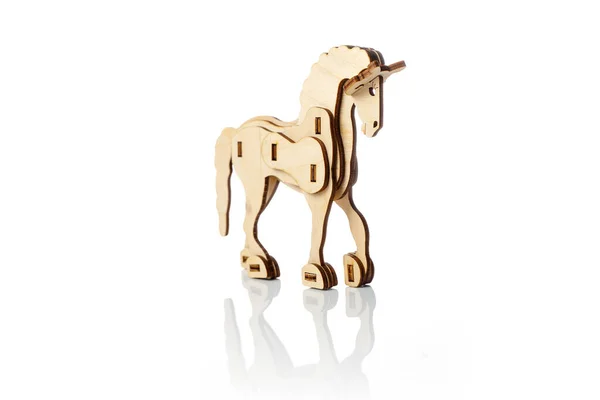 Figuur Van Een Speelgoedhouten Paard Een Witte Achtergrond Met Reflectie — Stockfoto