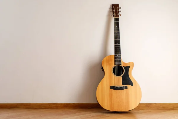 Guitarra Acústica Contra Parede — Fotografia de Stock