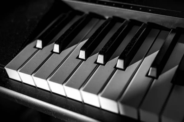 Λευκά Και Μαύρα Πλήκτρα Στο Πιάνο — Φωτογραφία Αρχείου